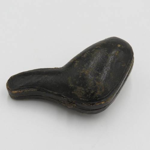 Antique Meerschaum pipe of smoker in case - Damaged mouthpiece