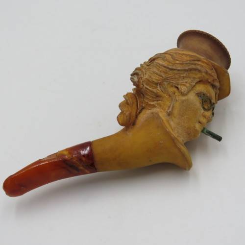 Antique Meerschaum pipe of smoker in case - Damaged mouthpiece