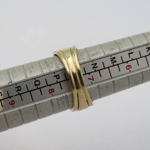 9kt gold wedding ring with 41 small diamonds - Weighs 4,6 grams - Size O