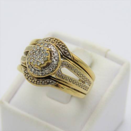 9kt gold wedding ring with 41 small diamonds - Weighs 4,6 grams - Size O