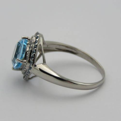 9kt white gold ring with Aquamarine and small diamonds - Weighs 3,0 g - Size O 1/2