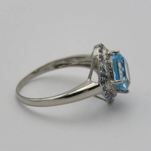 9kt white gold ring with Aquamarine and small diamonds - Weighs 3,0 g - Size O 1/2