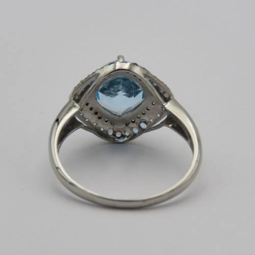 9kt white gold ring with Aquamarine and small diamonds - Weighs 3,0 g - Size O 1/2