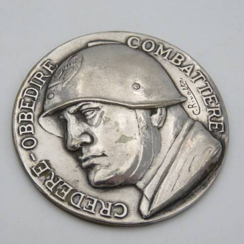 Silver Credere-Obbedire Combattere Mussolini medallion - Weighs 26,6 g