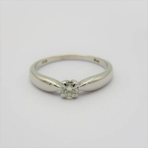 9kt White gold diamond ring - appr. 0,24ct - Weighs 2,8 g - Size O 1/2
