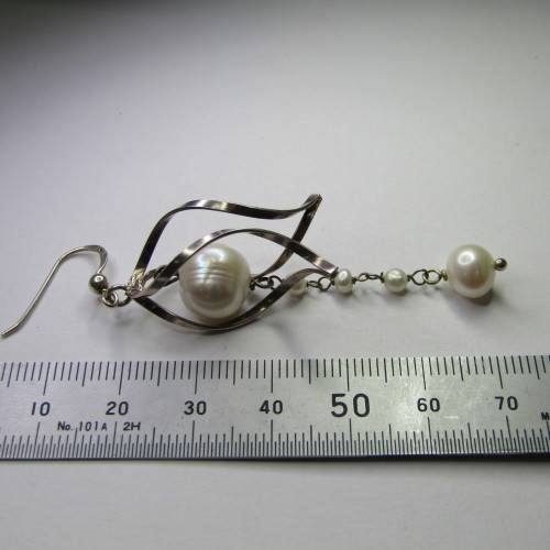 Pair of Sterling Silver earrings with pearls - weighs 8,0g