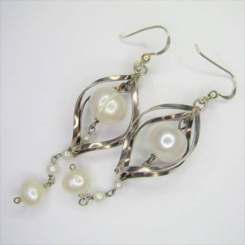 Pair of Sterling Silver earrings with pearls - weighs 8,0g