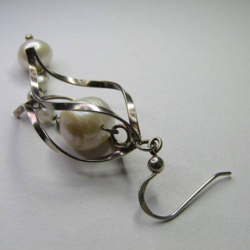 Pair of Sterling Silver earrings with pearls - weighs 8,0g