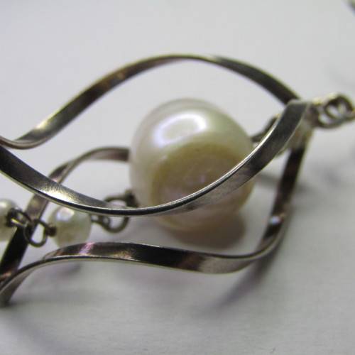 Pair of Sterling Silver earrings with pearls - weighs 8,0g
