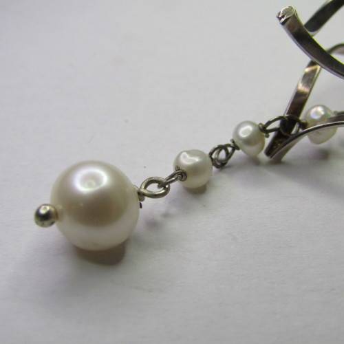 Pair of Sterling Silver earrings with pearls - weighs 8,0g