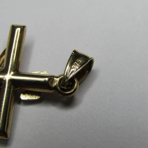 9kt Gold Crucifix pendant - weighs 1,3g