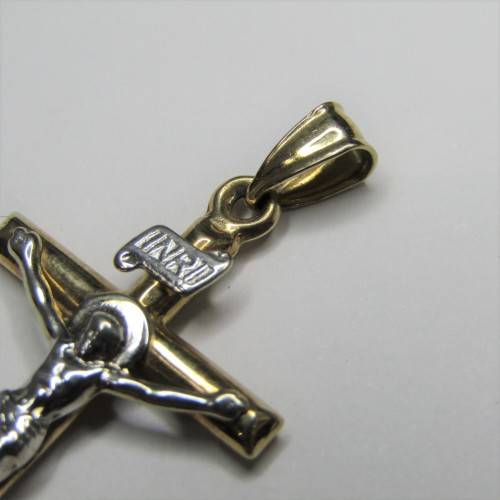9kt Gold Crucifix pendant - weighs 1,3g