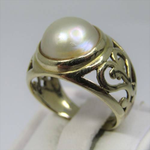 9kt Gold Mabe pearl ring with pattern - weighs 5,1g - size O