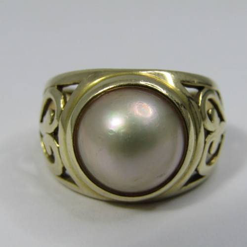9kt Gold Mabe pearl ring with pattern - weighs 5,1g - size O