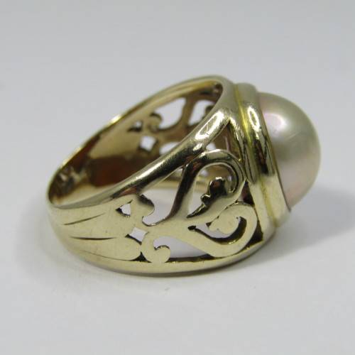 9kt Gold Mabe pearl ring with pattern - weighs 5,1g - size O