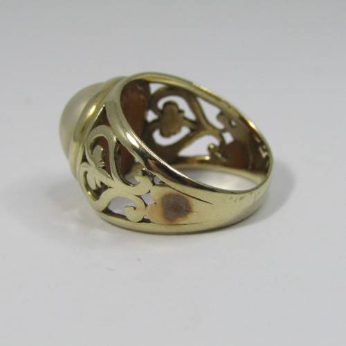 9kt Gold Mabe pearl ring with pattern - weighs 5,1g - size O