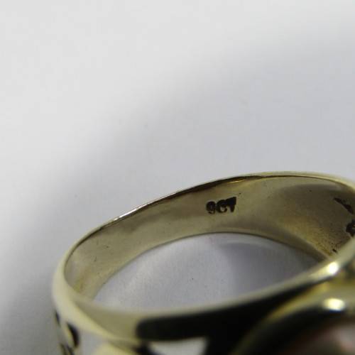 9kt Gold Mabe pearl ring with pattern - weighs 5,1g - size O