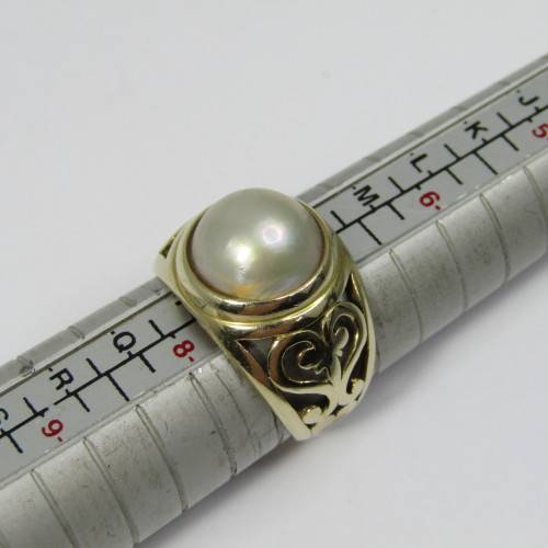 9kt Gold Mabe pearl ring with pattern - weighs 5,1g - size O