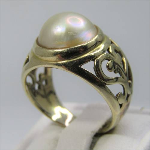 9kt Gold Mabe pearl ring with pattern - weighs 5,1g - size O