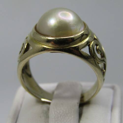 9kt Gold Mabe pearl ring with pattern - weighs 5,1g - size O