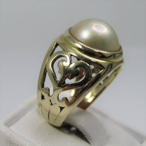 9kt Gold Mabe pearl ring with pattern - weighs 5,1g - size O