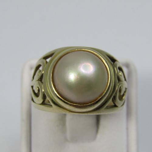 9kt Gold Mabe pearl ring with pattern - weighs 5,1g - size O
