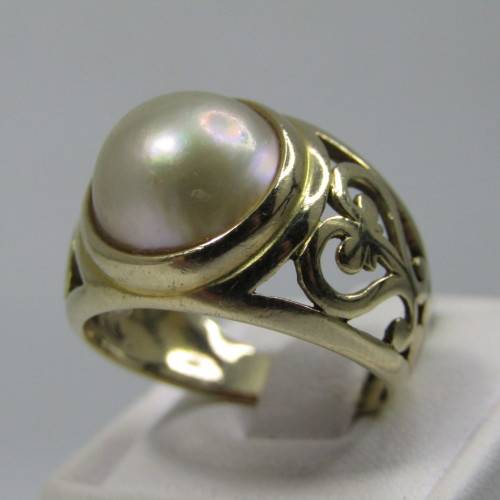9kt Gold Mabe pearl ring with pattern - weighs 5,1g - size O