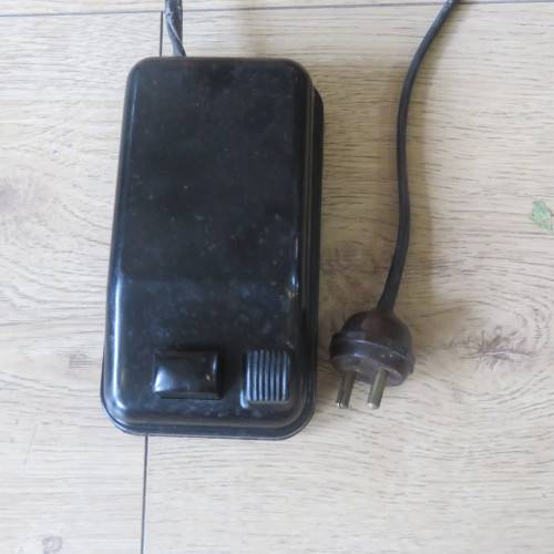 Vintage Electric Singer Sewing machine with all extras in case - Serial EE 621193