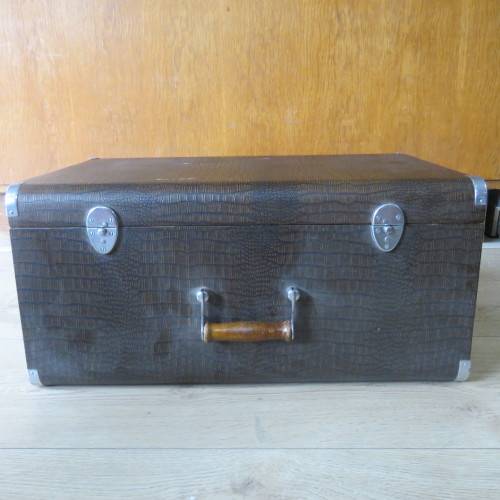 Vintage Electric Singer Sewing machine with all extras in case - Serial EE 621193