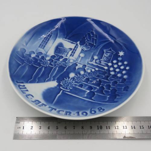 Bing and Grondahl 1968 Christmas in Church plate in box