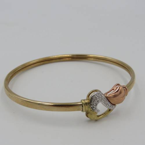 9kt Gold bangle KMC with 17 diamonds in clasp - red, white and yellow gold. 5,9 Grams in total