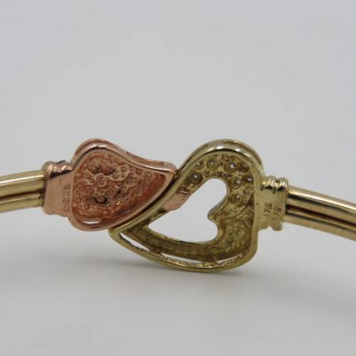 9kt Gold bangle KMC with 17 diamonds in clasp - red, white and yellow gold. 5,9 Grams in total