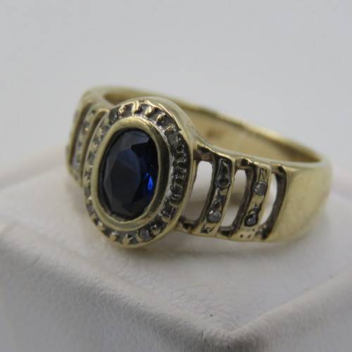 9 kt Gold ring with 12 Diamonds and centre stone dark blue ( Ring Size - K 1/2)