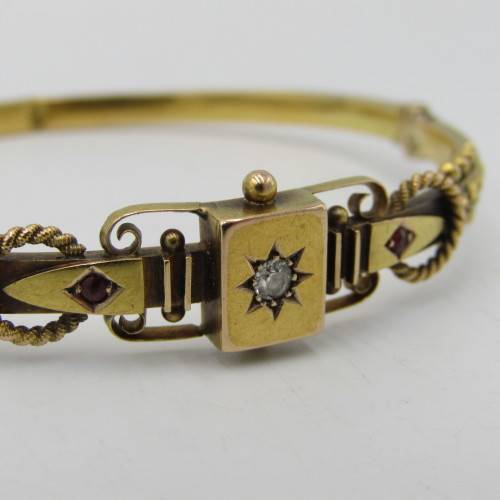 Antique 15kt gold bangle with 0,10ct diamond and two rubies - weighs 7,5 grams - circumference 17 cm