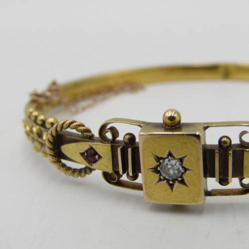 Antique 15kt gold bangle with 0,10ct diamond and two rubies - weighs 7,5 grams - circumference 17 cm