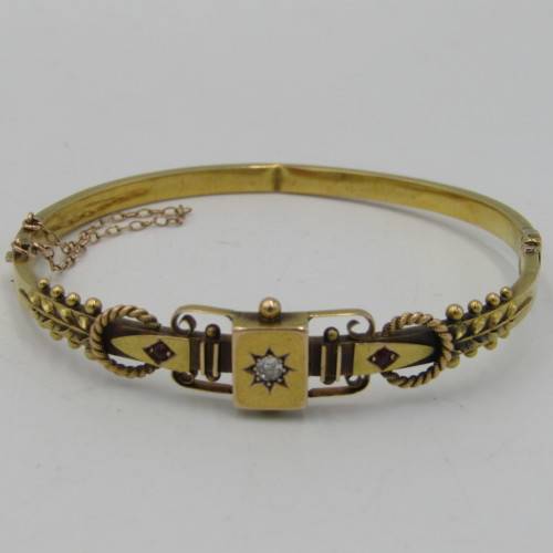 Antique 15kt gold bangle with 0,10ct diamond and two rubies - weighs 7,5 grams - circumference 17 cm