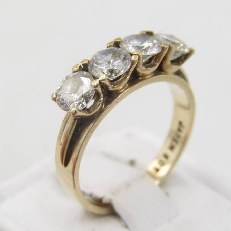9kt Yellow Gold ring with 4 cubic zirconias - weighs 3,8g - Size O