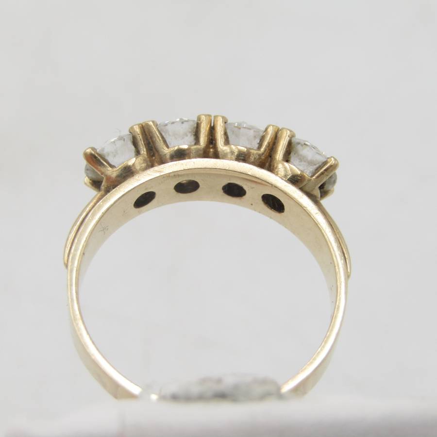 9kt Yellow Gold ring with 4 cubic zirconias - weighs 3,8g - Size O