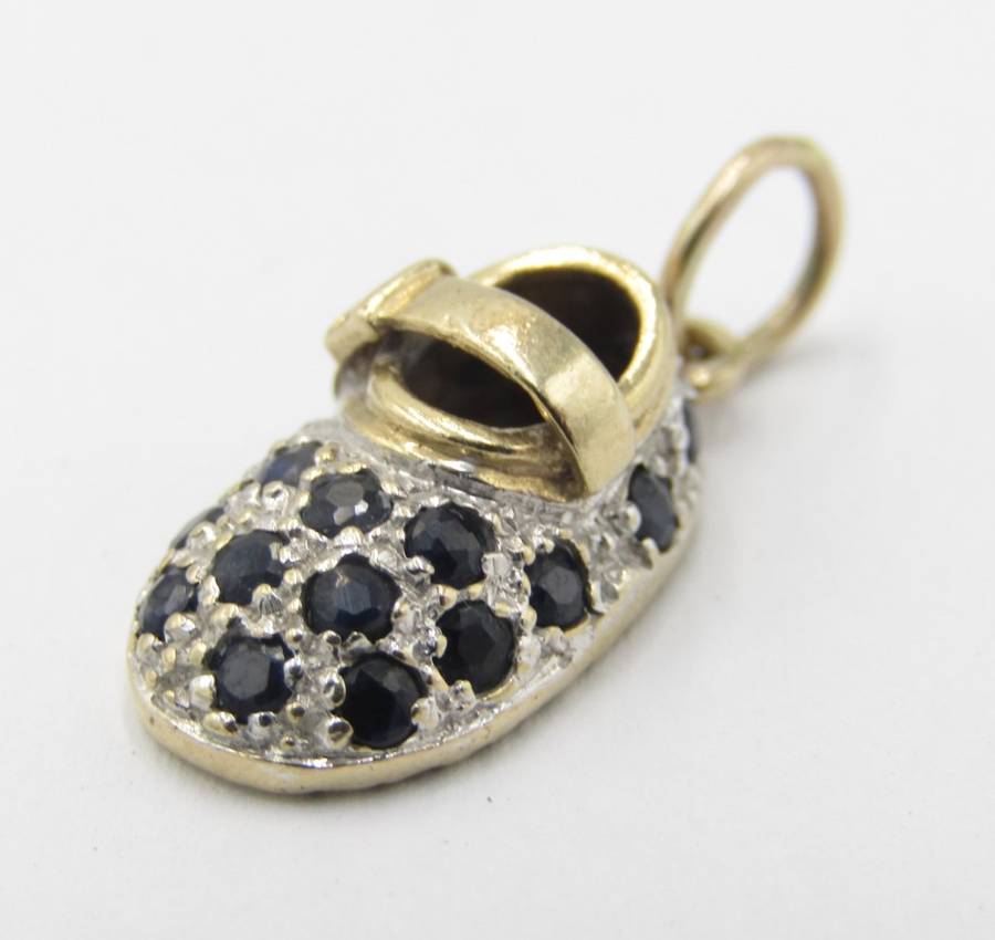 Vintage 9kt Gold baby shoe charm with sapphires - weighs 1,9 grams