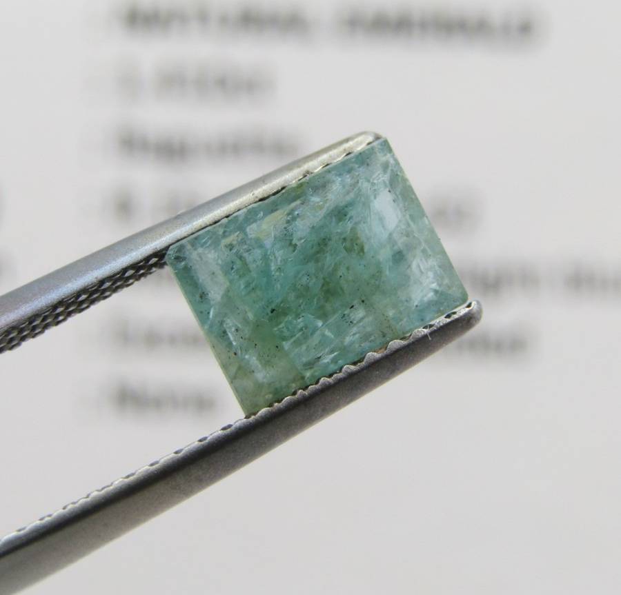 Natural Emerald of 1,4 carat - Baguette shape medium toned slight bluish green