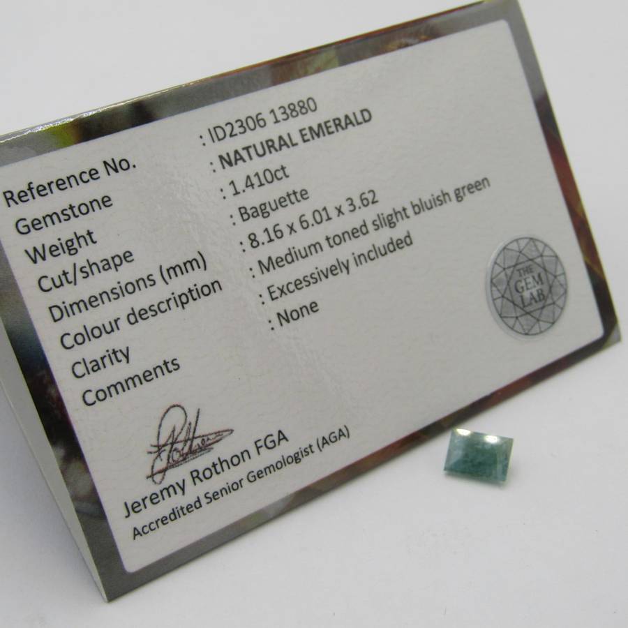 Natural Emerald of 1,4 carat - Baguette shape medium toned slight bluish green