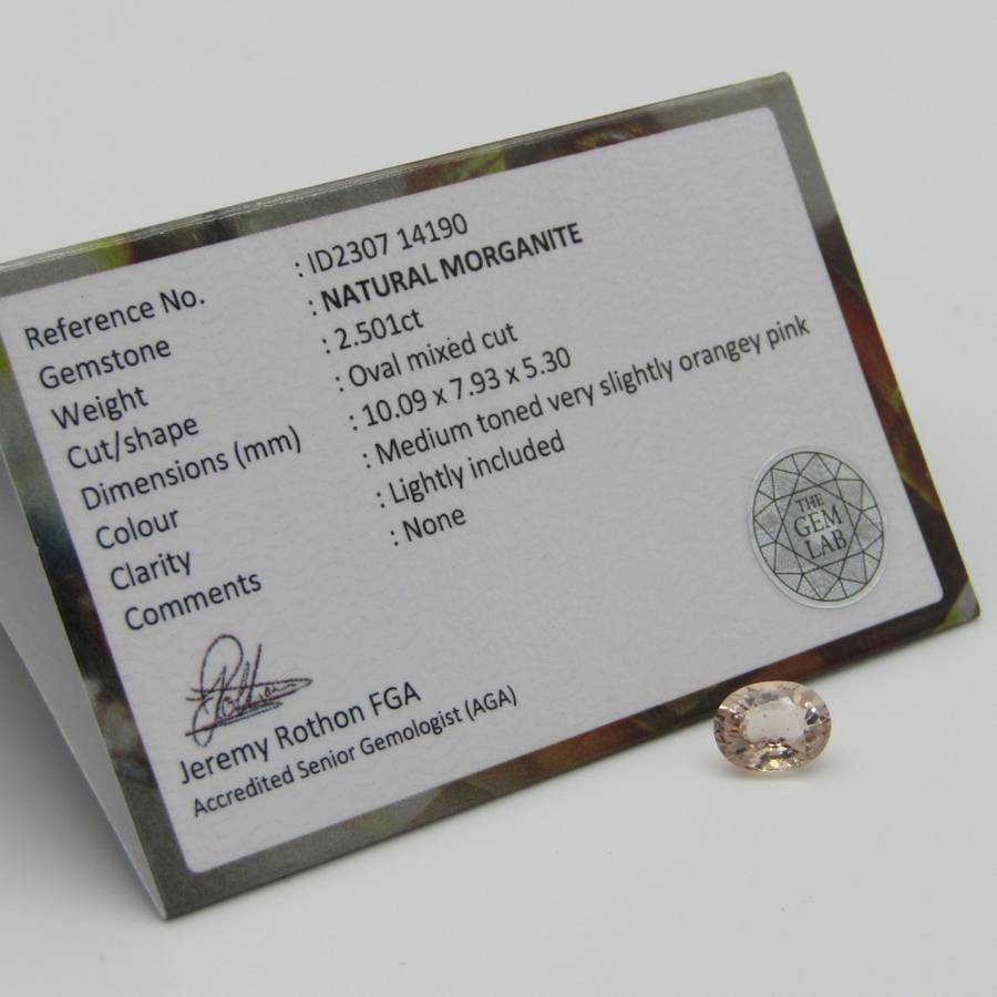 Natural Morganite of 2,5 carat oval mixed cut - slightly Orange Pink with Gemlab certificate