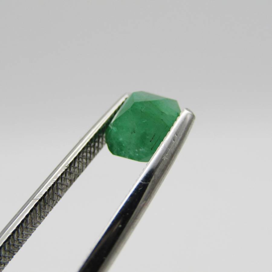 Natural Emerald of 0,88 carat - medium toned green with Gemlab certificate