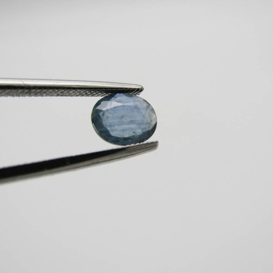 Natural Sapphire of 0,92 carat - Oval mixed cut - light toned blue - certified by Gemlab