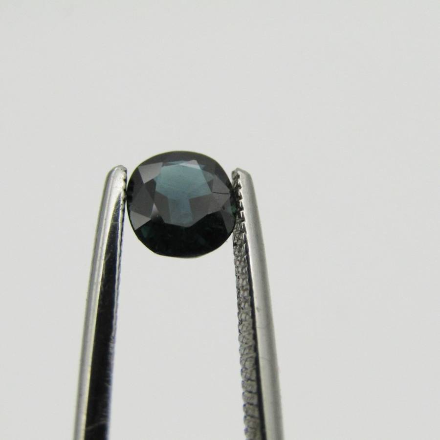 Natural Sapphire of 0,80 carat - oval mixed cut - slightly greenish blue with Gemlab certificate