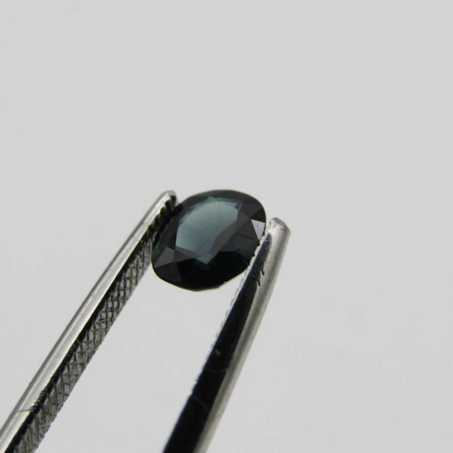 Natural Sapphire of 0,80 carat - oval mixed cut - slightly greenish blue with Gemlab certificate