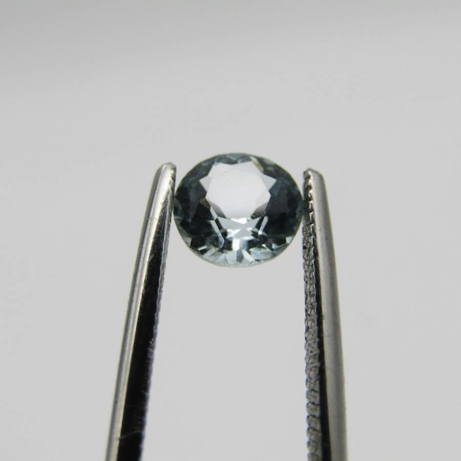 Natural Aquamarine of 0,56 carat - round mixed cut - Medium light toned blue - certified by Gemlab