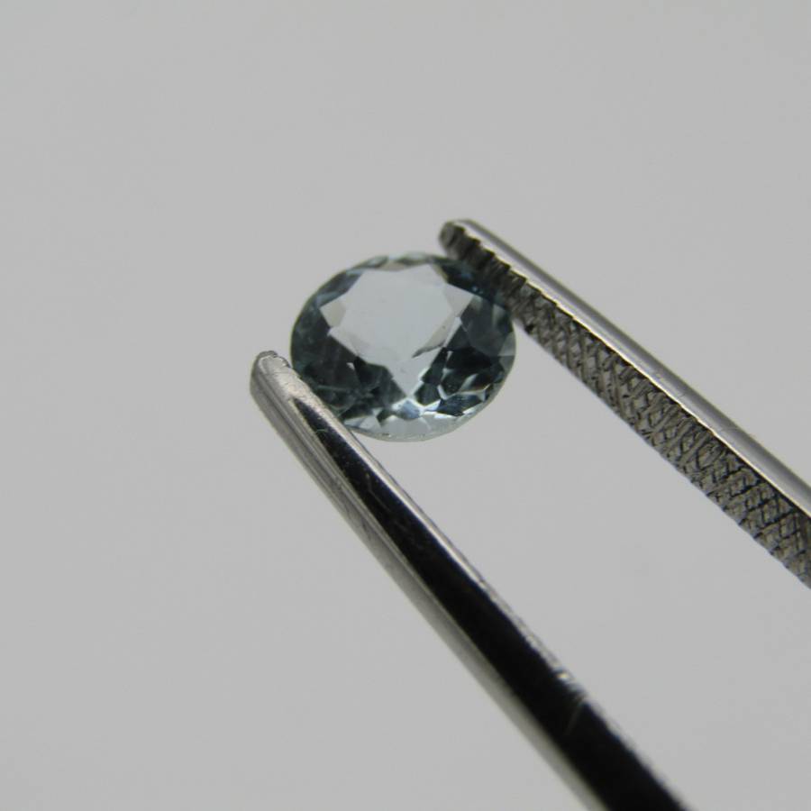 Natural Aquamarine of 0,56 carat - round mixed cut - Medium light toned blue - certified by Gemlab