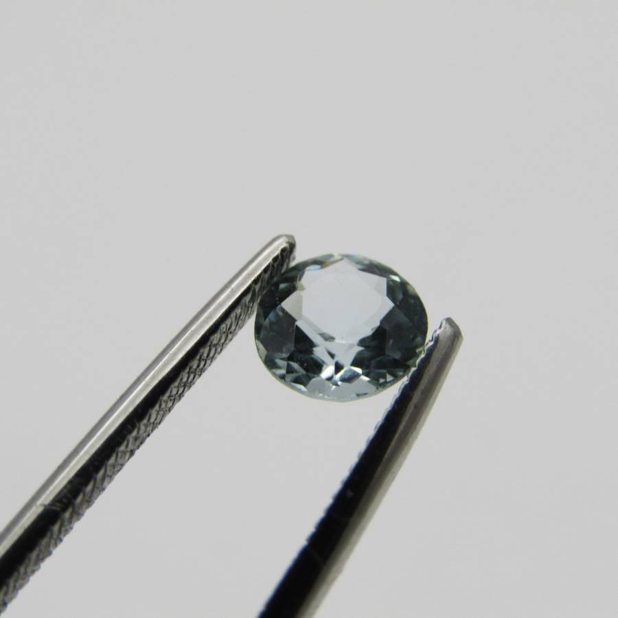 Natural Aquamarine of 0,56 carat - round mixed cut - Medium light toned blue - certified by Gemlab