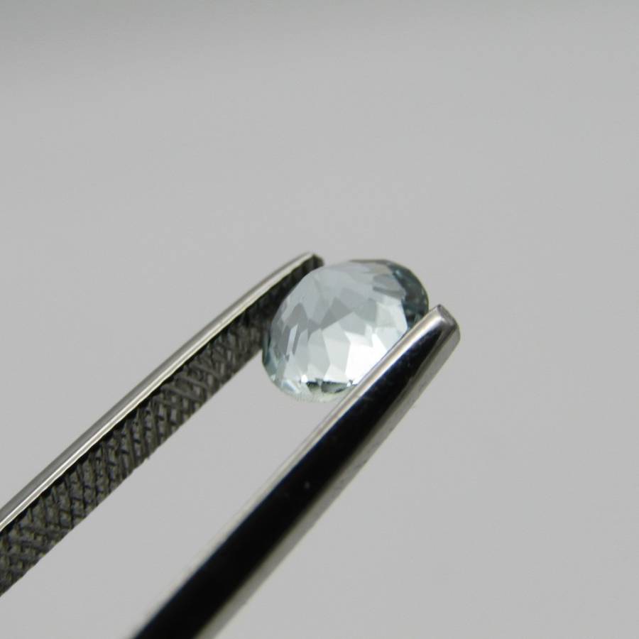 Natural Aquamarine of 0,56 carat - round mixed cut - Medium light toned blue - certified by Gemlab